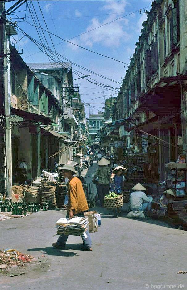 Một phố nhỏ cạnh chợ Đồng Xuân năm 1993.